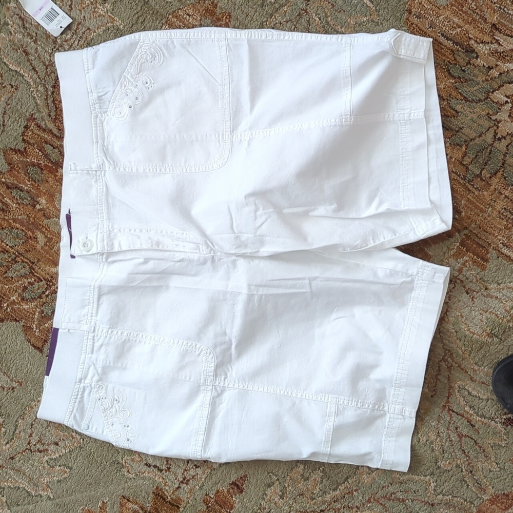 Gloria Vanderbilt Bermuda shorts style is Carla 22w size rhinestones White